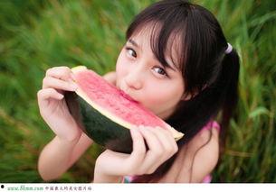 美女吃瓜好可爱视频